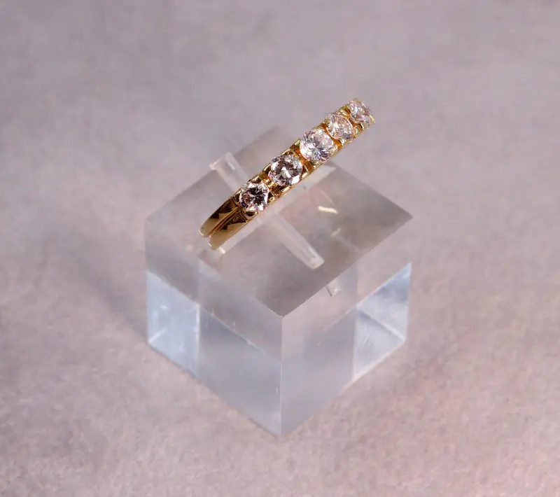 Demie alliance diamants sur or jaune