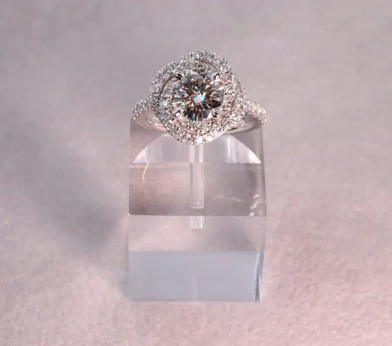 Bague platine diamant et ses anneaux