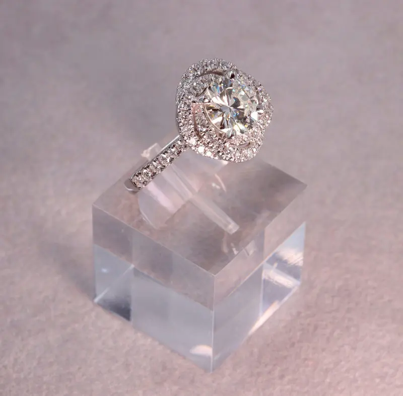 Bague platine diamant et ses anneaux