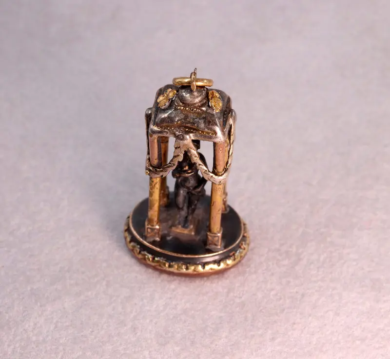 Pendentif sceau or, argent et intaille sur cornaline