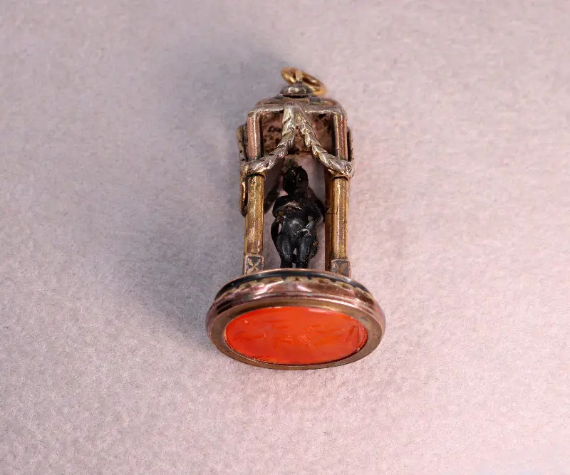 Pendentif sceau or, argent et intaille sur cornaline