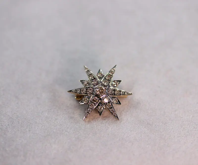 Broche étoile diamants ambrés