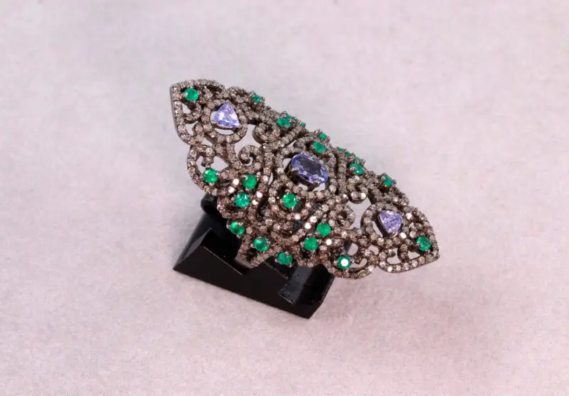 Bague argent noirci tanzanites, émeraudes et diamants