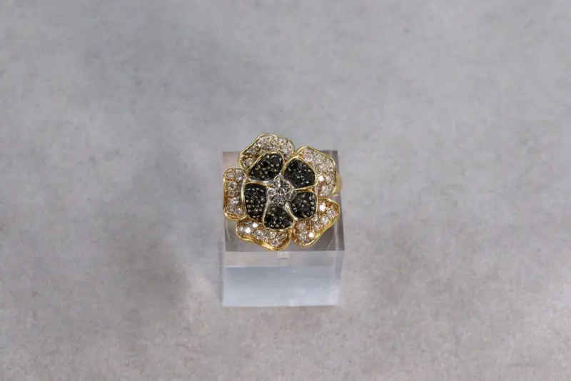 Bague fleur diamants noirs et blancs