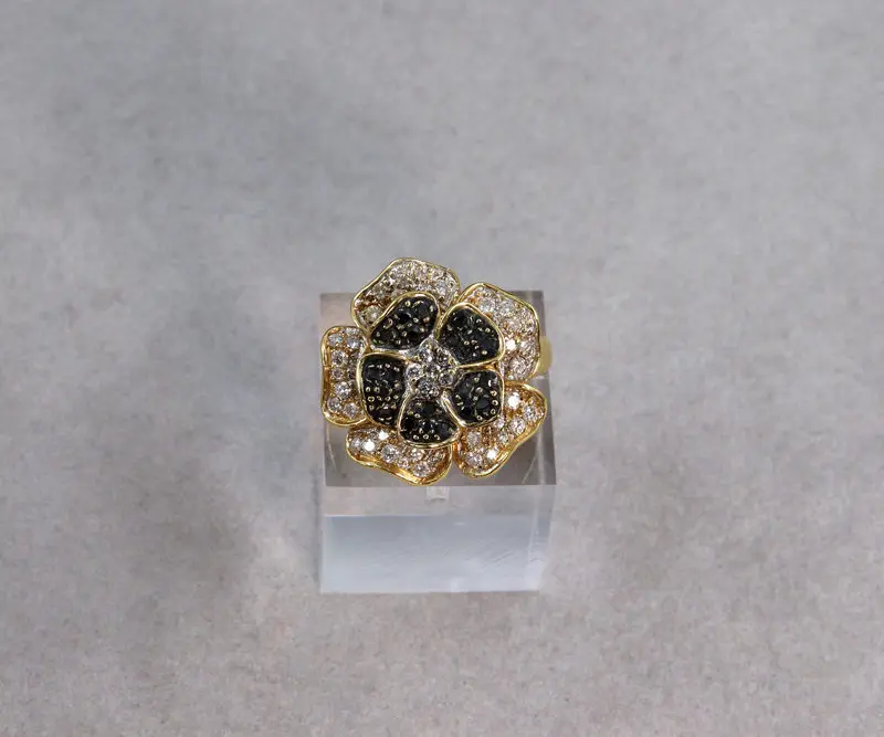 Bague fleur diamants noirs et blancs