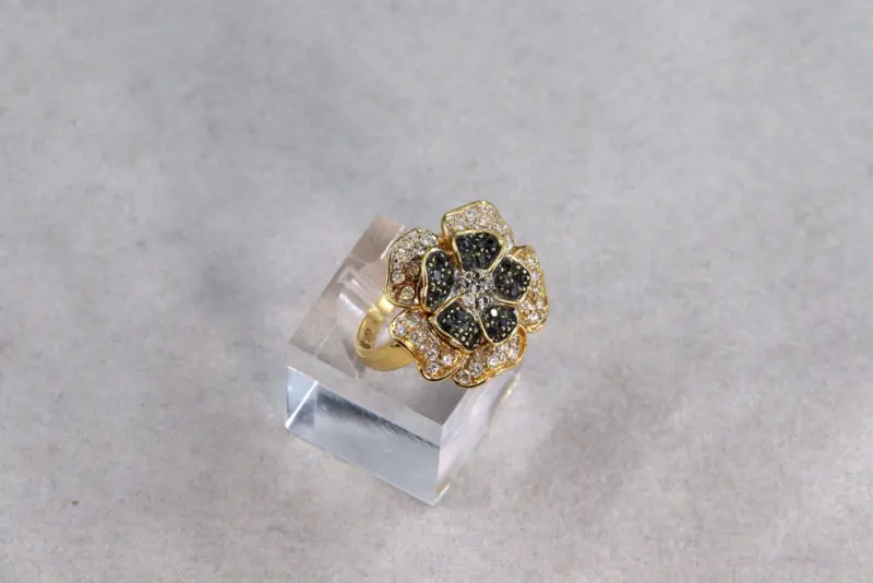 Bague fleur diamants noirs et blancs