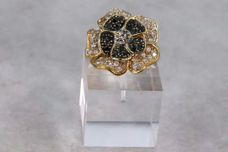 Bague fleur diamants noirs et blancs