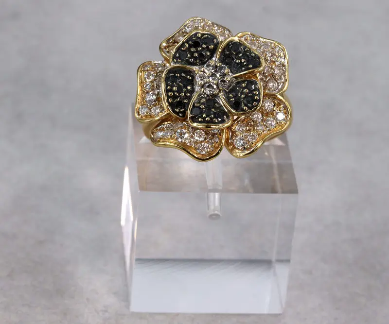 Bague fleur diamants noirs et blancs