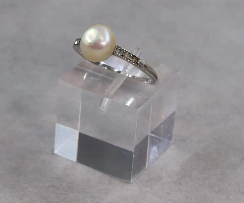 Bague platine et perle fine