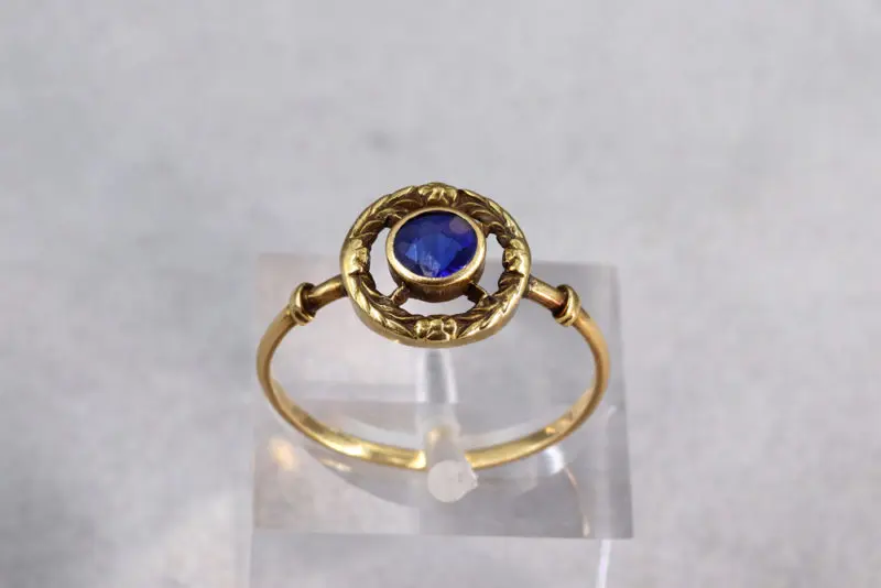 Bague ronde ancienne pierre bleue