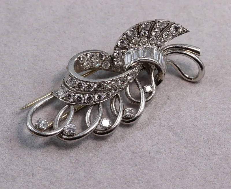 Broche or blanc et diamants 1960