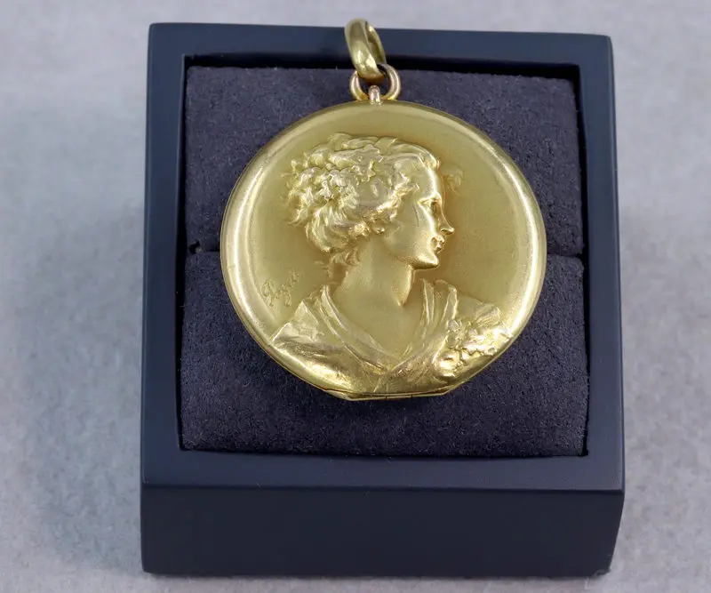 Médaillon Art Nouveau en or