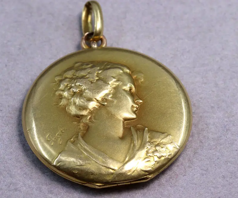 Médaillon Art Nouveau en or