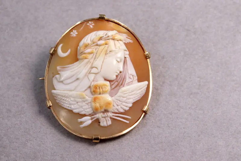 Broche camée déesse de la sagesse