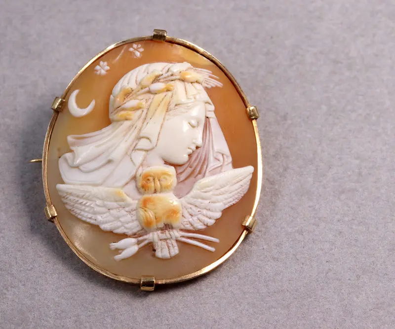 Broche camée déesse de la sagesse