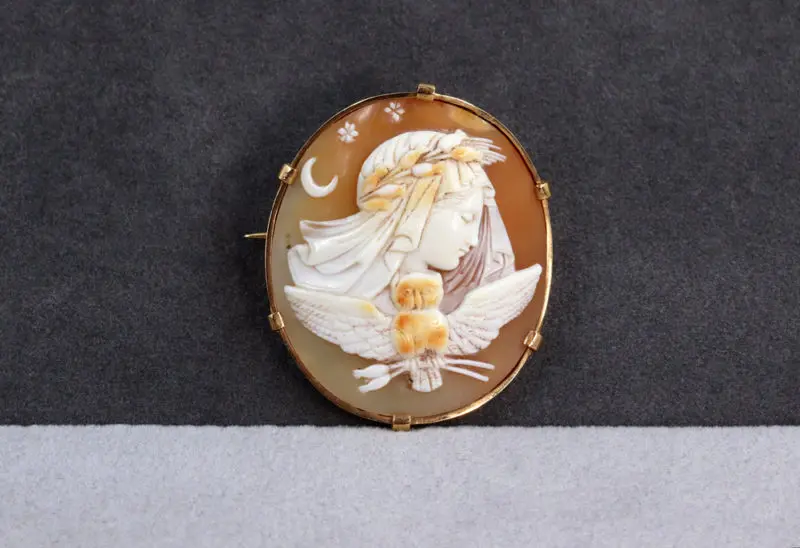 Broche camée déesse de la sagesse