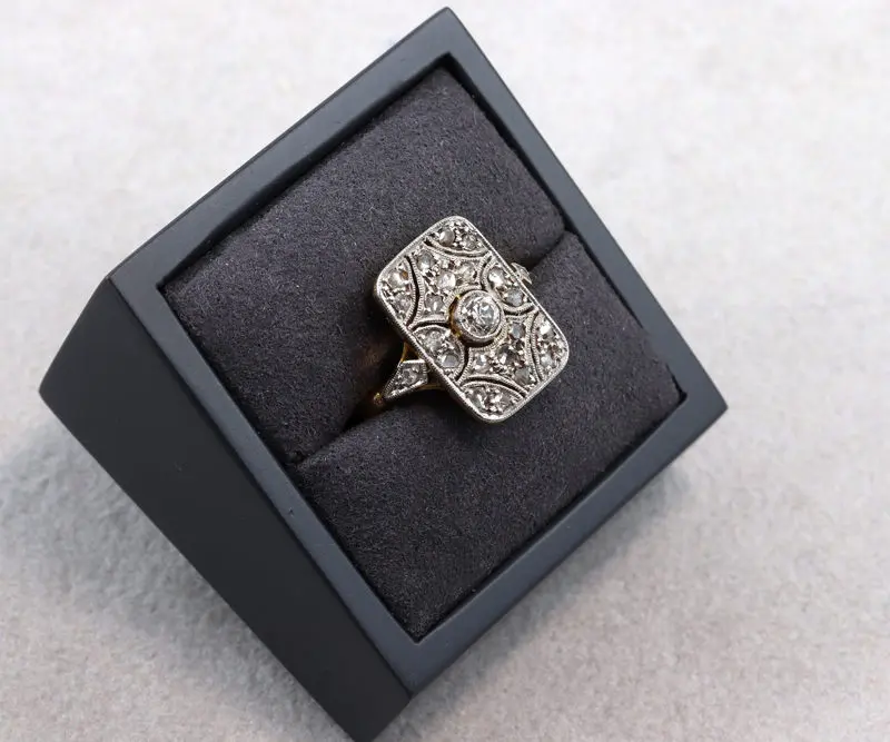 BAgue-rectangulaire-années-20-roses-de-diamants