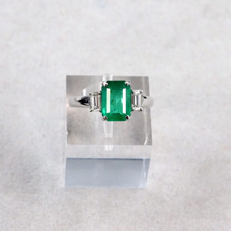 Bague-or-blanc-émeraude-diamants-baguettes