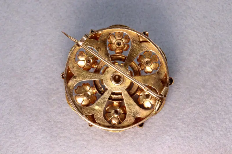 Broche-ronde-perles-fines