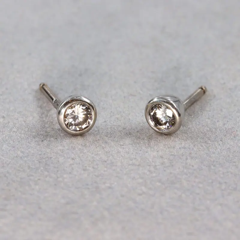 Puces-diamants-serti-clos