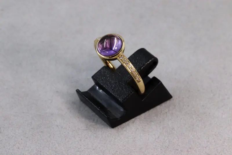 Bague cabochon d'améthyste et diamants