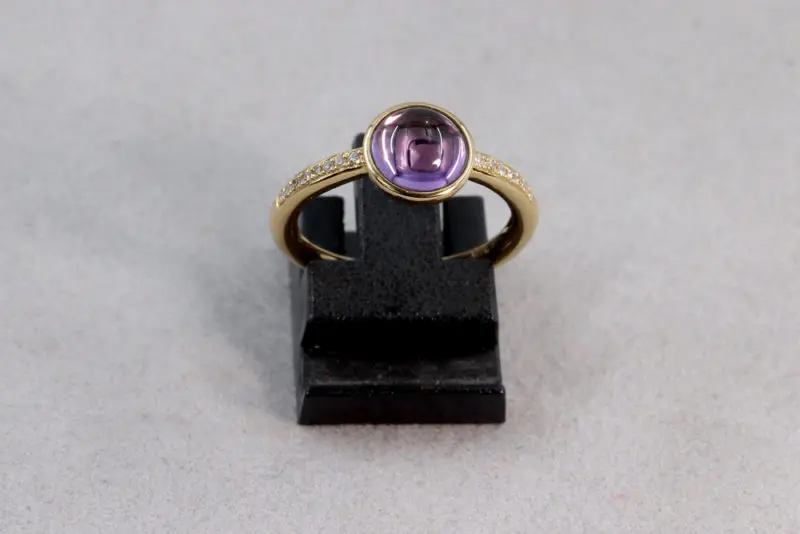 Bague cabochon d'améthyste et diamants