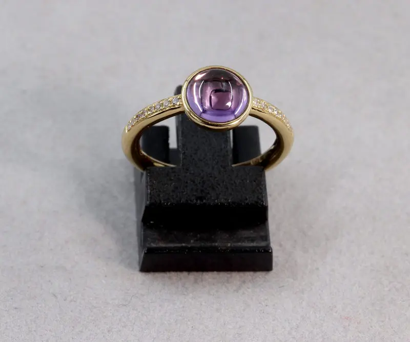 Bague cabochon d'améthyste et diamants