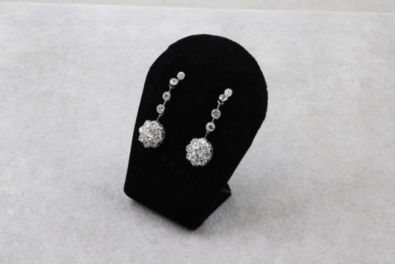 Boucles d'oreilles pendantes marguerites diamants