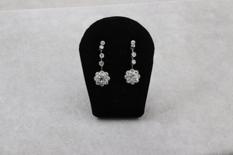 Boucles d'oreilles pendantes marguerites diamants