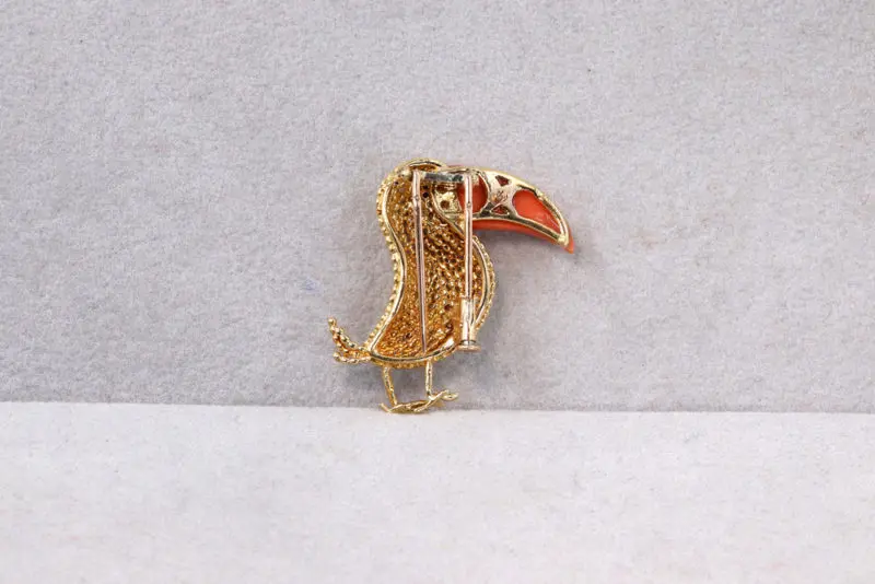 Broche toucan corail diamants et saphir