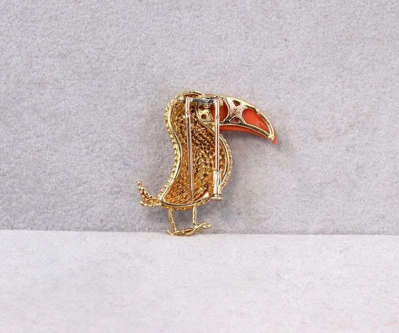 Broche toucan corail diamants et saphir