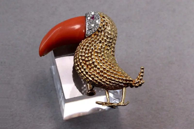 Broche toucan corail diamants et saphir