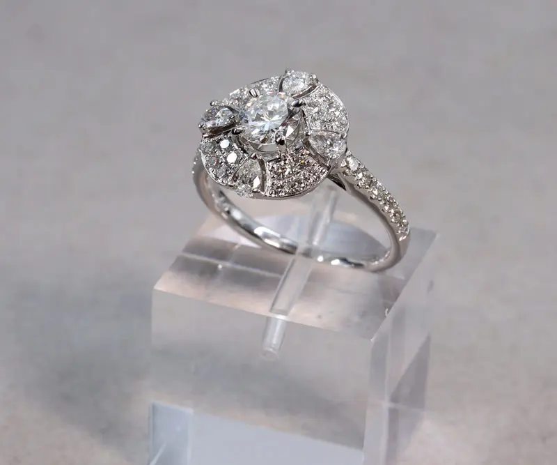 Bague ronde or blanc inspiration Art Déco