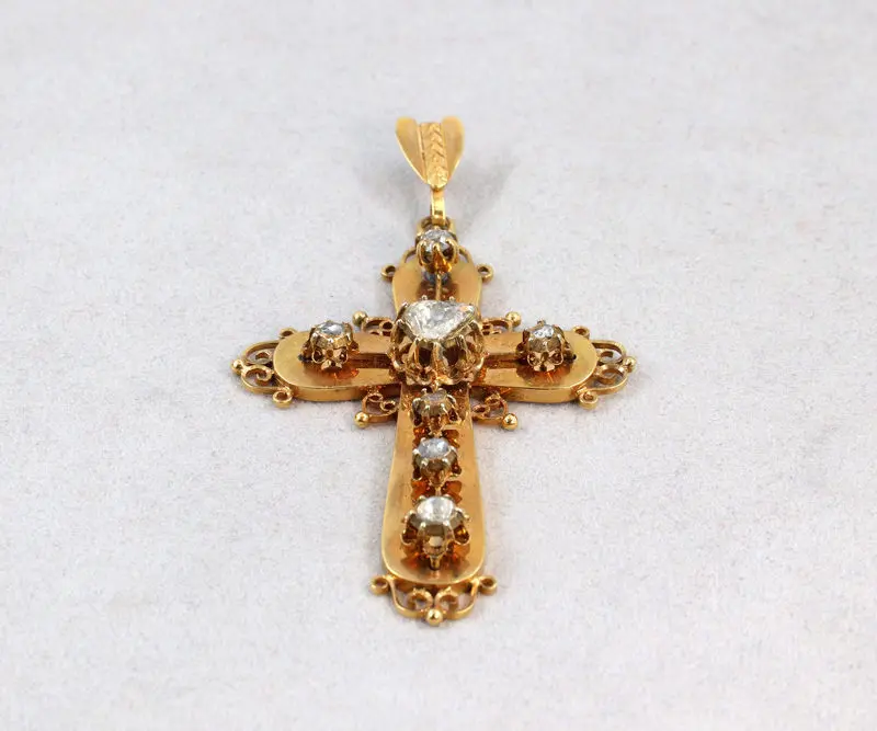 Croix en or et diamants taille ancienne