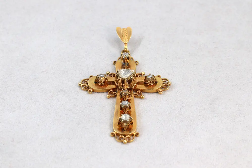 Croix en or et diamants taille ancienne