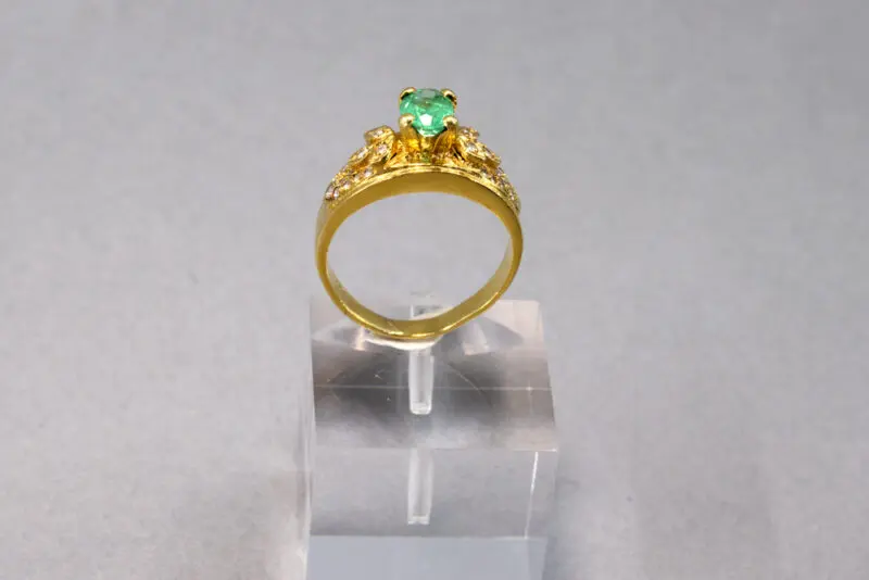 Bague-ancienne-émeraude-et-diamants