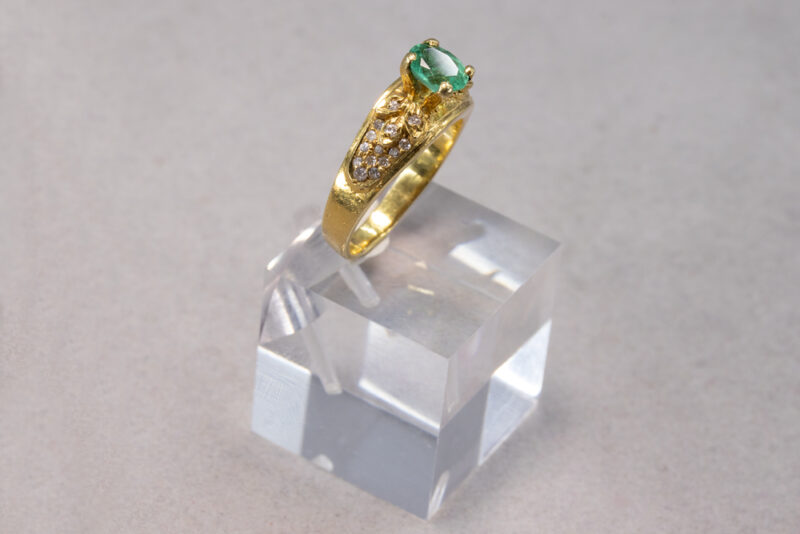 Bague-ancienne-or-jaune-émeraude