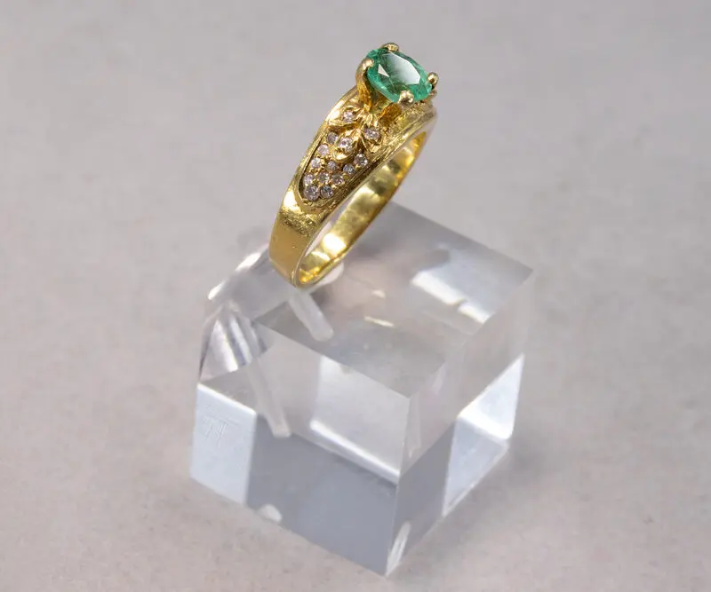 Bague-ancienne-or-jaune-émeraude