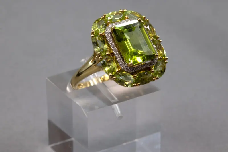 Bague-cocktail-péridots-diamants