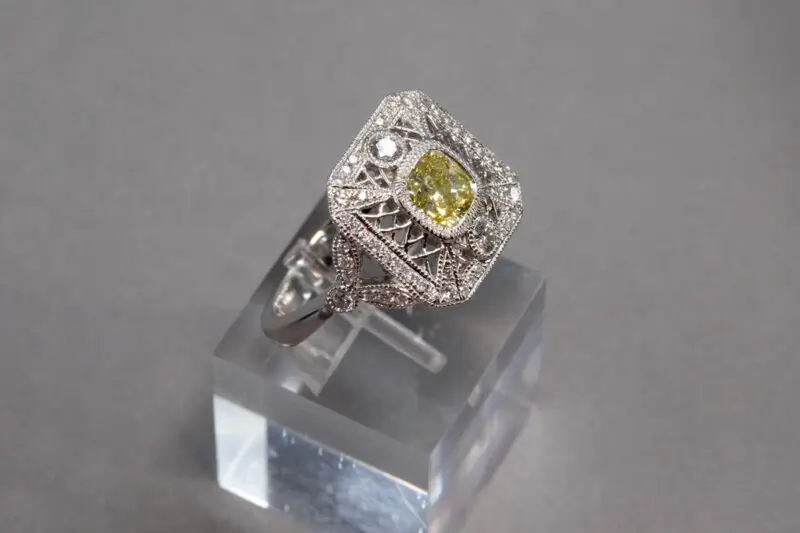 Bague-platine-ajourée-diamant-jaune