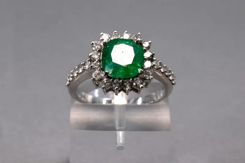 Bague-émeraude-coussin-et-diamants