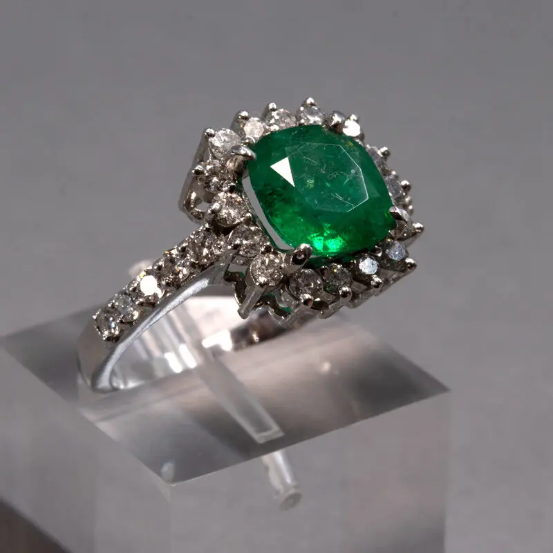 Bague-émeraude-coussin-et-diamants