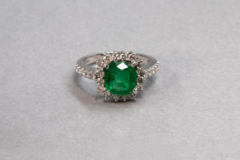 Bague-émeraude-coussin-et-diamants