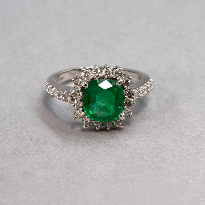 Bague-émeraude-coussin-et-diamants