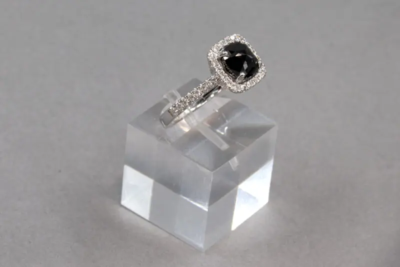 Bague-or-blanc-diamant-noir-coussin