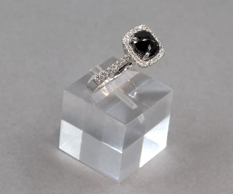 Bague-or-blanc-diamant-noir-coussin
