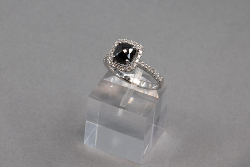 Bague-or-blanc-diamants-blanc-et-diamant-noir