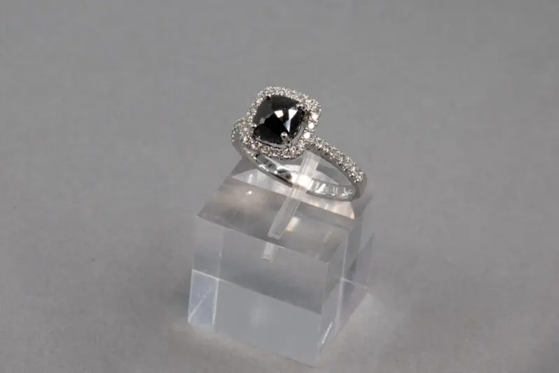 Bague-or-blanc-diamants-blanc-et-diamant-noir