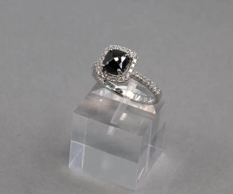 Bague-or-blanc-diamants-blanc-et-diamant-noir