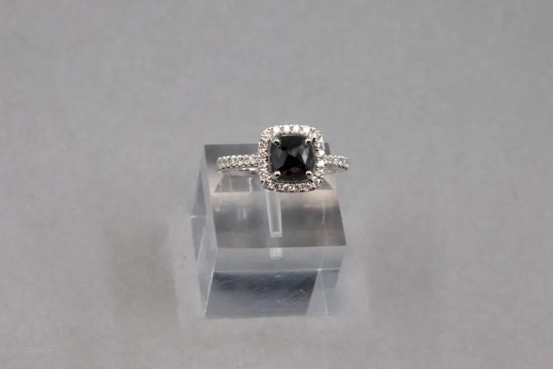 Bague-or-blanc-diamants-blanc-et-diamant-noir